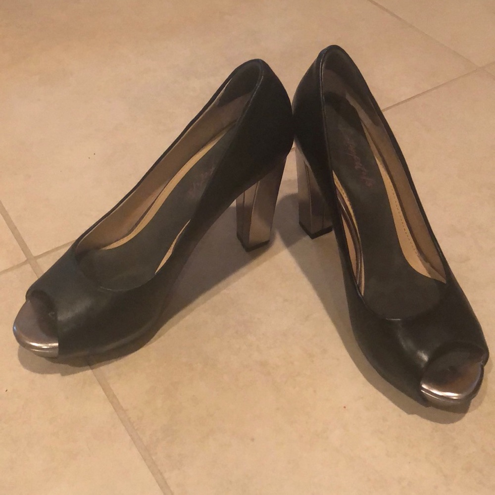 Antonio Melani silver/blk peep toe heel 4 in heels